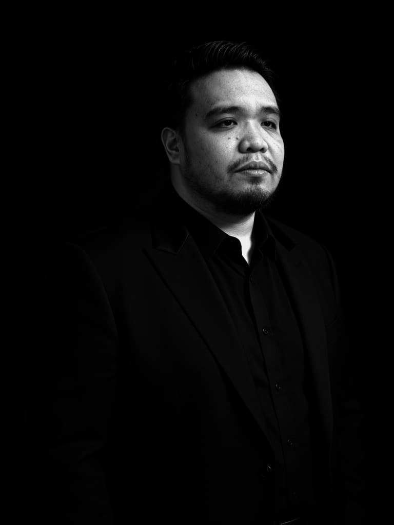 Pacholo Amit, studio portrait